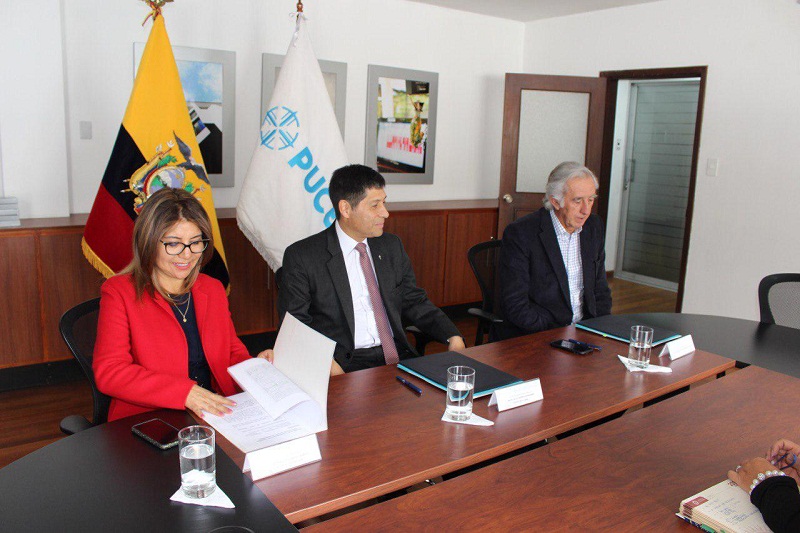 FIRMA CONVENIO PATRONATO Y PUCE