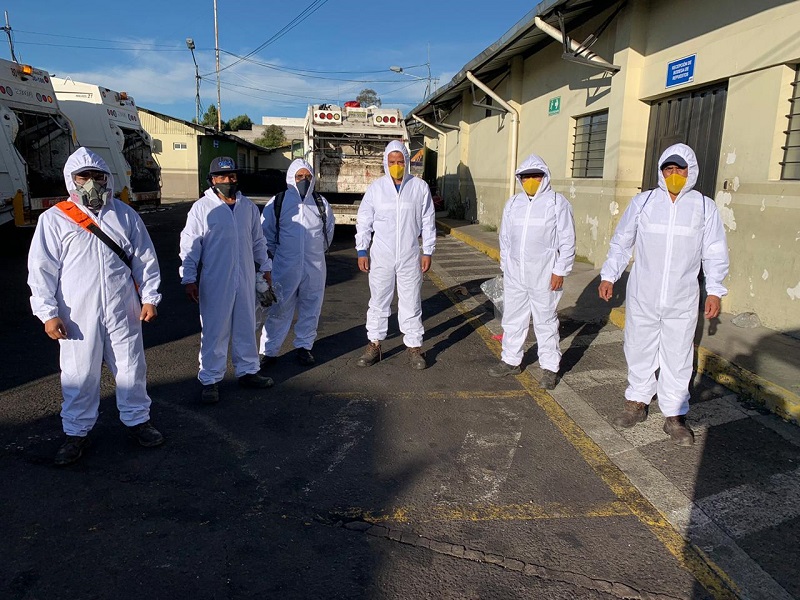Trajes de bioseguridad a funcionarios de Emaseo EP