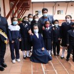 Condecoración 150 años de vida escuela San Carlos