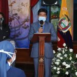 Condecoración 150 años de vida escuela San Carlos