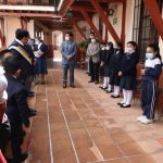 Condecoración 150 años de vida escuela San Carlos
