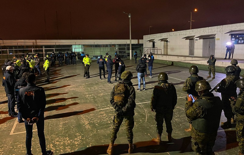 Operativo en semáforo rojo