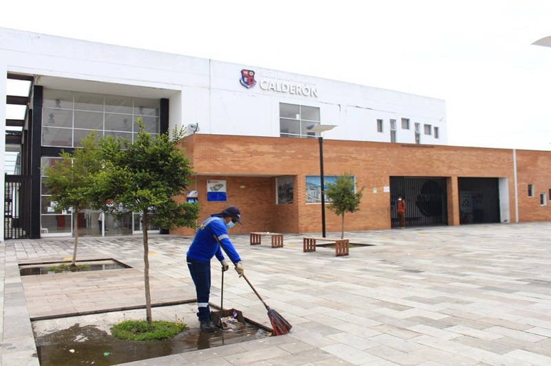 Limpieza personal de Emaseo unidades educativas