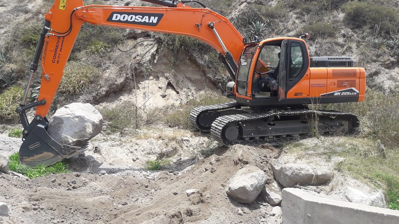 Trabajos de limpieza Epmaps quebrada Santa Rosa