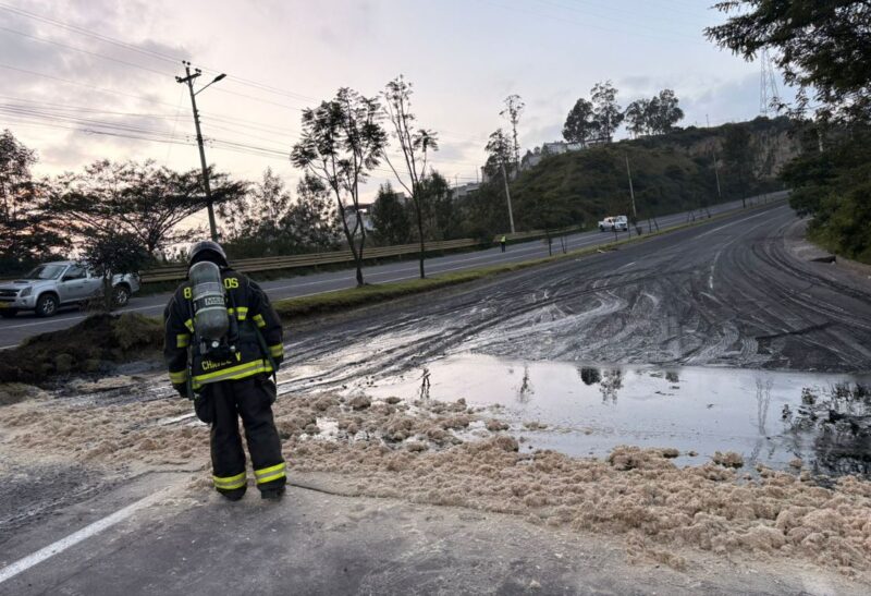 Municipio de Quito activó respuesta para contener el derrame de brea y prevenir contaminación ambiental luego de siniestro de un tanquero