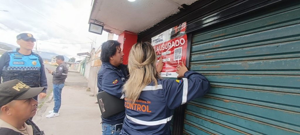 Quito: 46 operativos en la última semana dejan armas blancas retenidas y clausura de locales