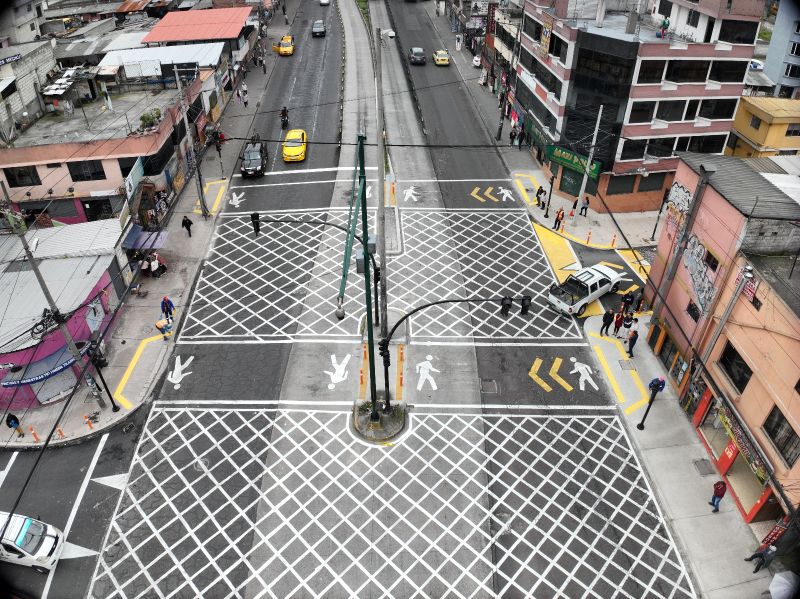 Nuevo cruce peatonal accesible mejora la seguridad vial en La Lucha de Los Pobres